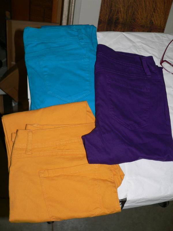 Six pair of Junior size pants - Bon...