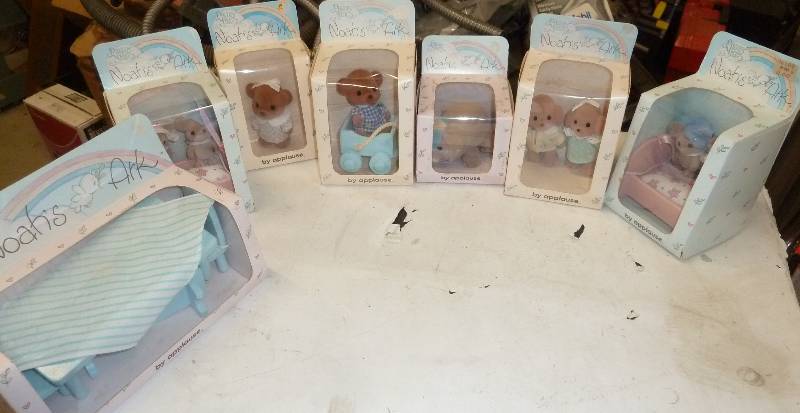 6 Noahs Ark figures  play set...
