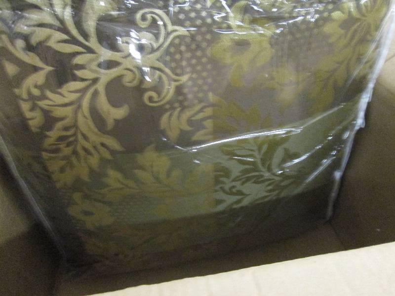 lot 4 image: Duval Jacquard 7-Piece Bed Set King...