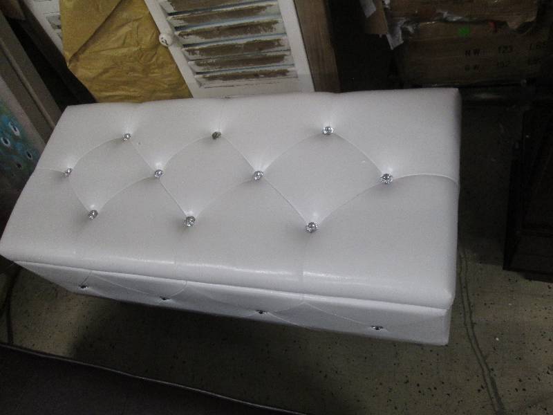 lot 54 image: Bling Storage Bench open box, 2 jew...