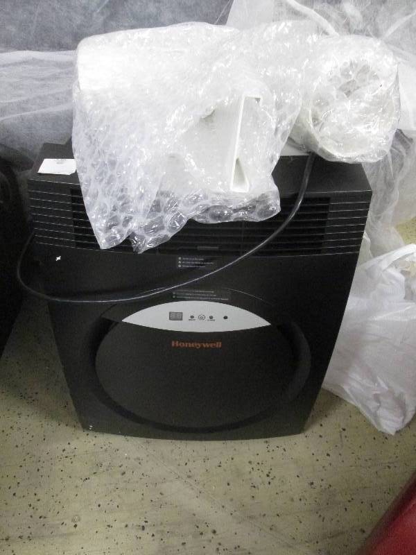 lot 71 image: Honeywell 8,000 BTU Portable AC Un...