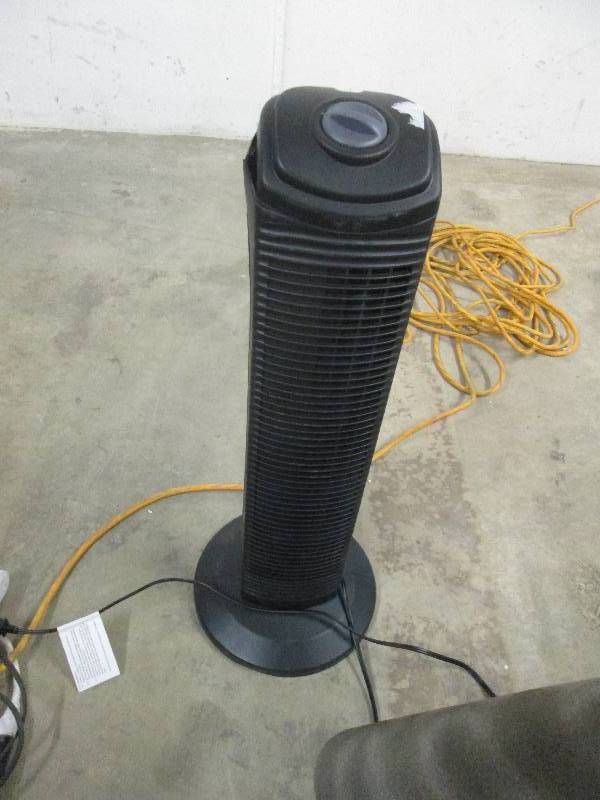 lot 80 image: 28 inch Oscillating Fan Black out o...