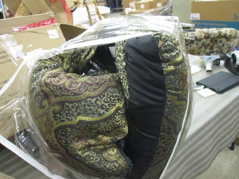 lot 120 image: King Comforter Set  open box Retail...