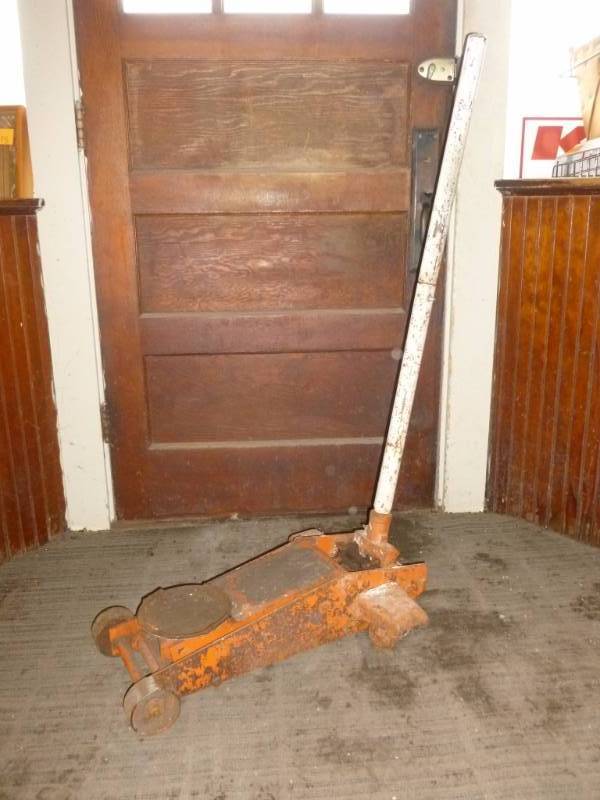 lot 4 image: Floor Jack