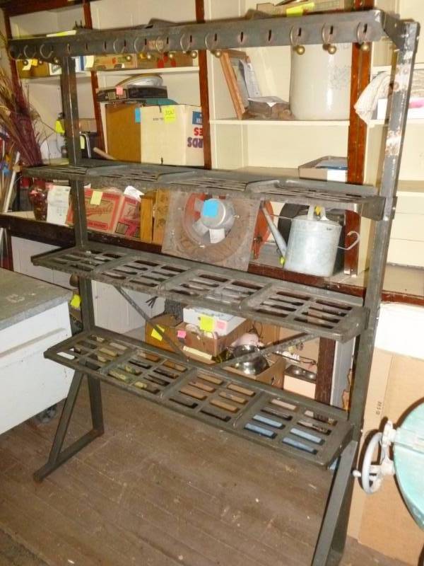 lot 9 image: Vintage Hat & Coat Rack
