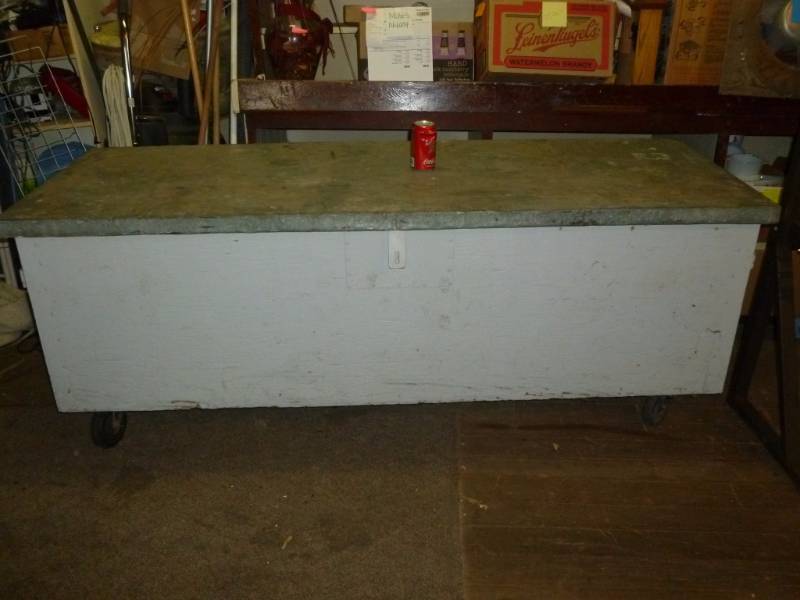 lot 10 image: Vintage Carpenters Box