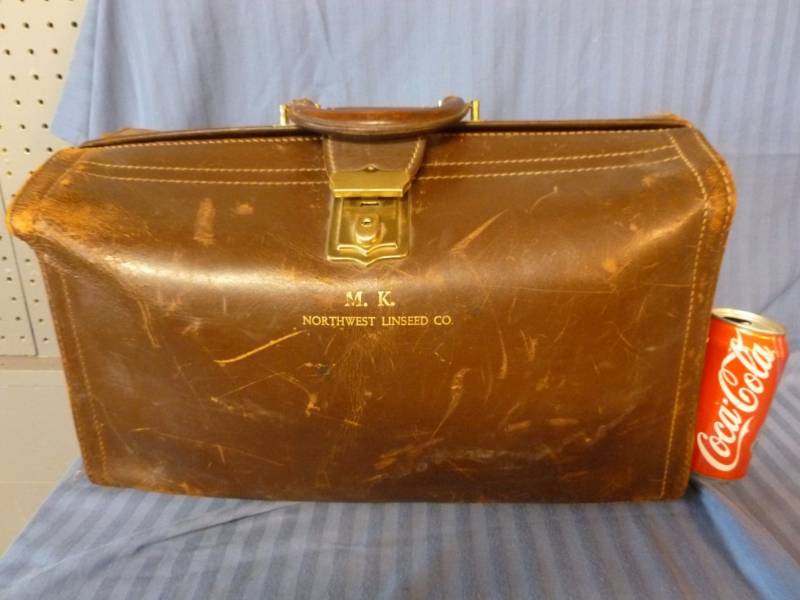 lot 15 image: Vintage Salesman Bag