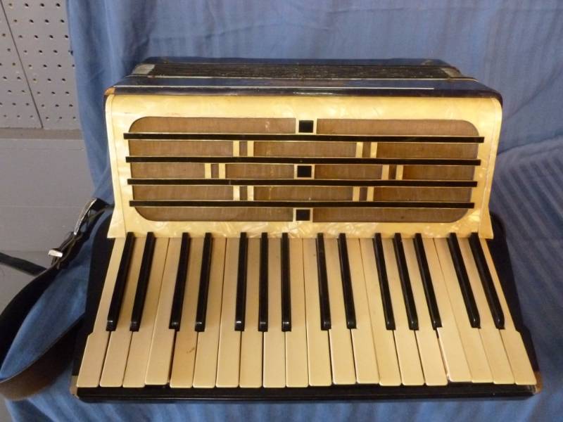 lot 16 image: Vintage Accordion