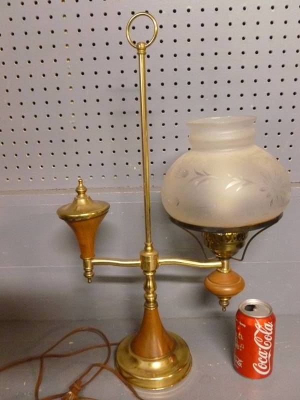 lot 17 image: Vintage Lamp
