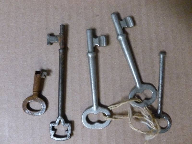 lot 59 image: Vintage Keys