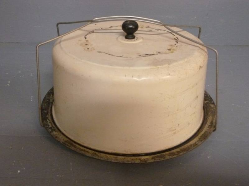 lot 76 image: Vintage Cake Saver