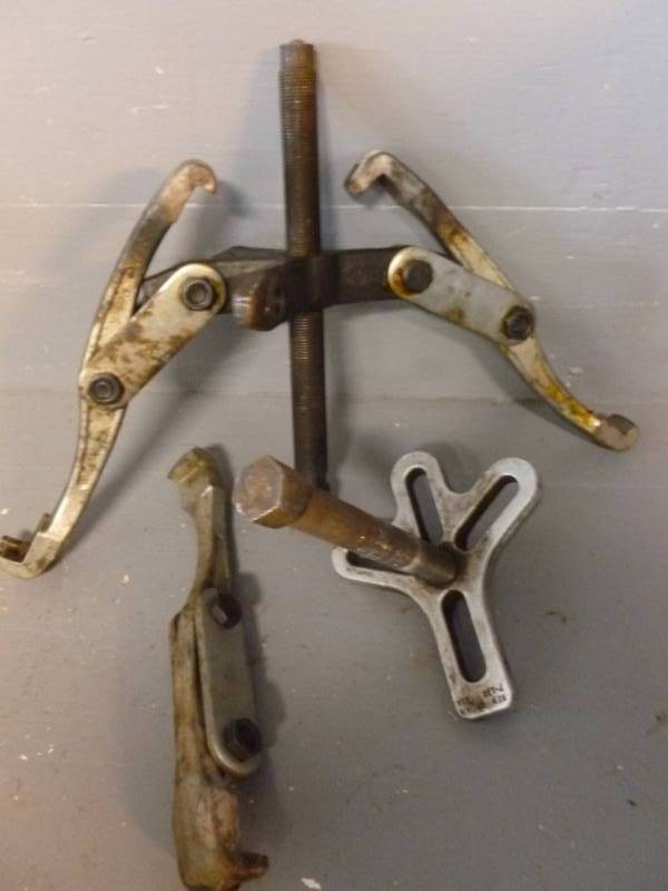 lot 240 image: Gear Puller