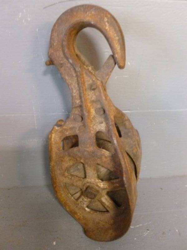 lot 264 image: Vintage Barn Pulley