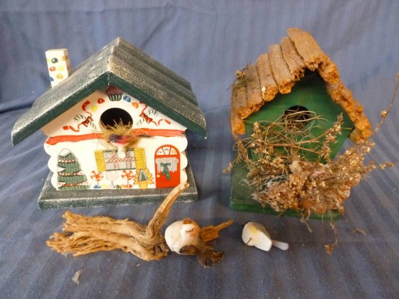 lot 274 image: Decorative Bird Houses