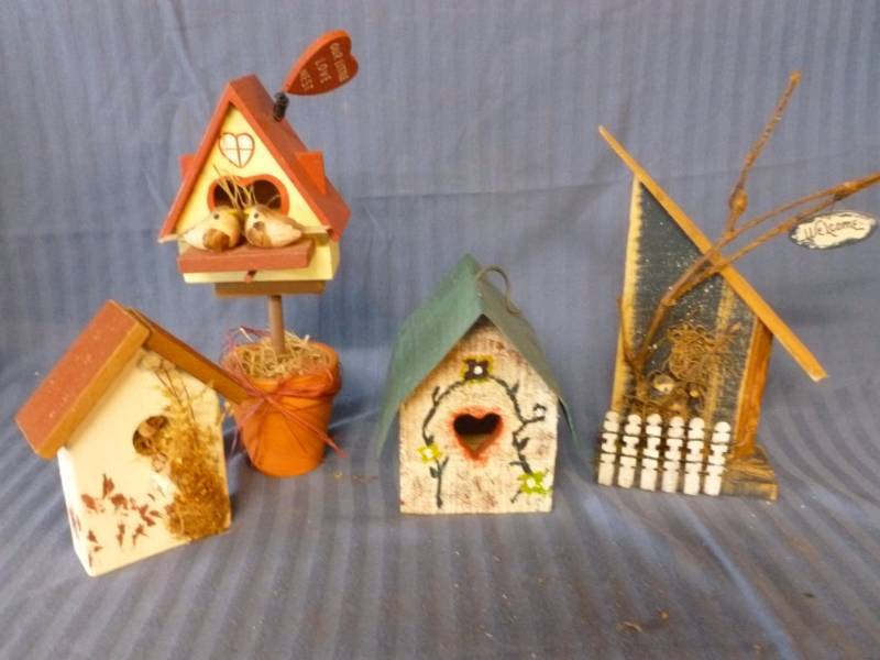lot 275 image: Decorative Bird Houses