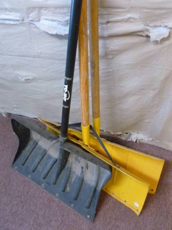 lot 280 image: Snow Shovels