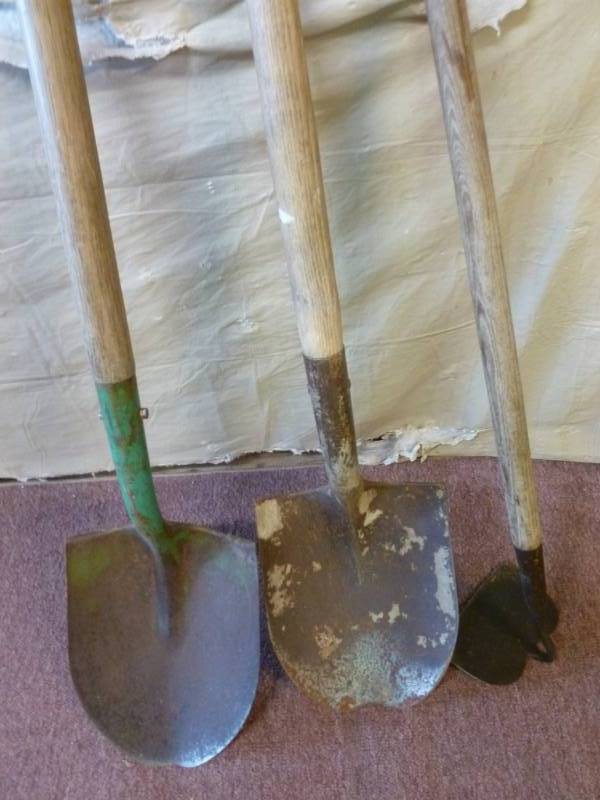 lot 282 image: Shovels