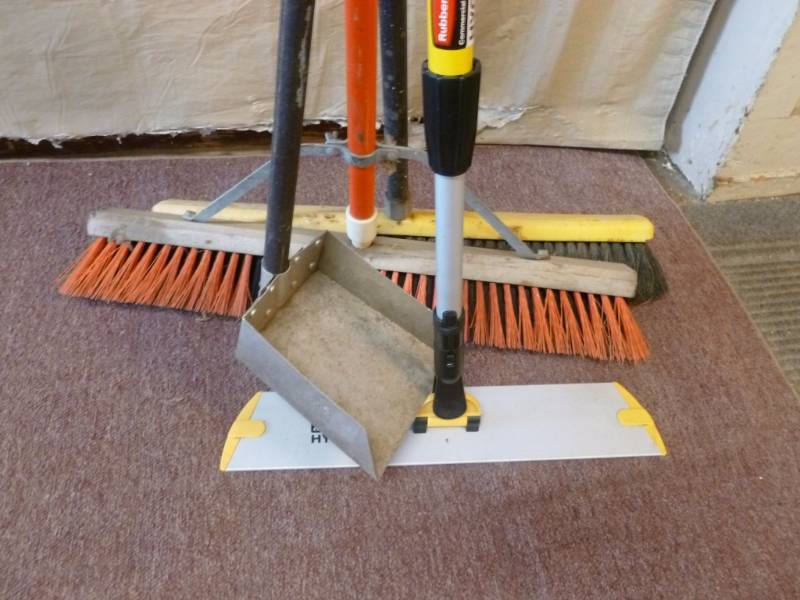 lot 284 image: Brooms