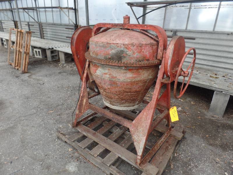 lot 952 image: CEMENT MIXER