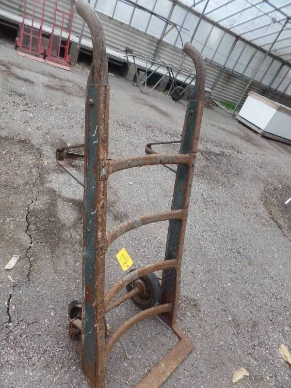 lot 962 image: OLD TIME BARREL  DRUM DOLLY