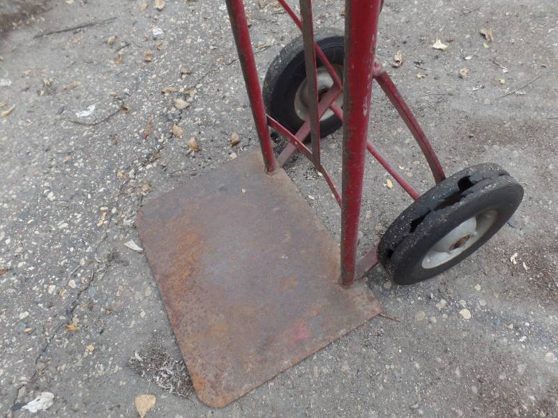 lot 963 image: HAND TRUCK