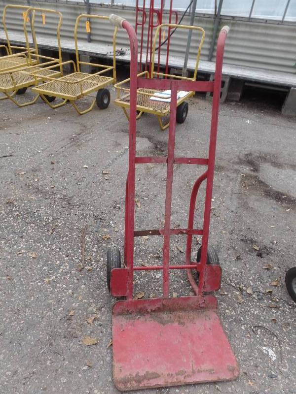 lot 965 image: HAND TRUCK