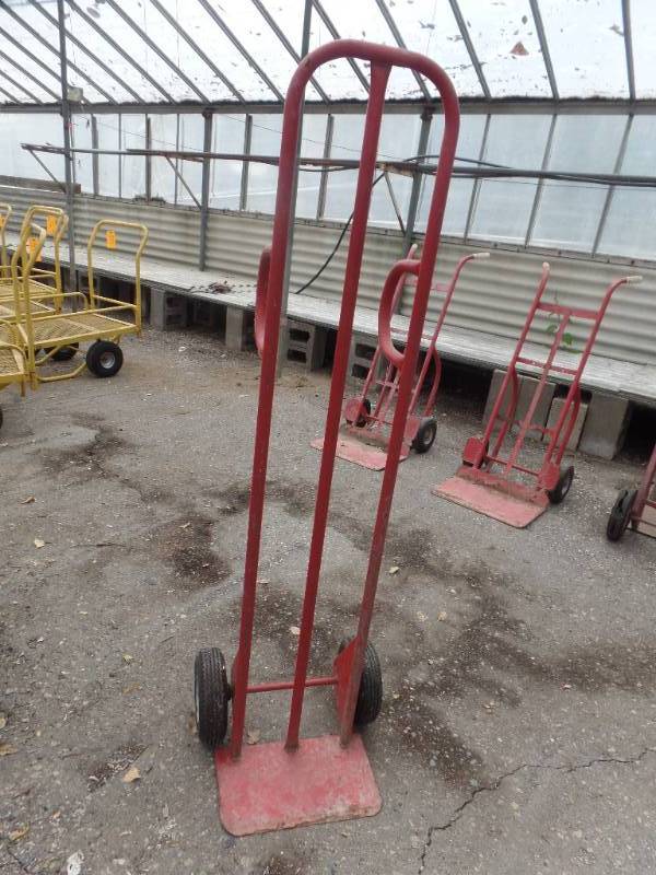 lot 967 image: HAND TRUCK