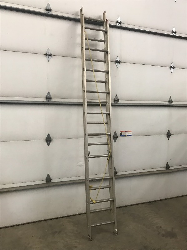 lot 61 image: 16 Aluminum Extesion Ladder ...