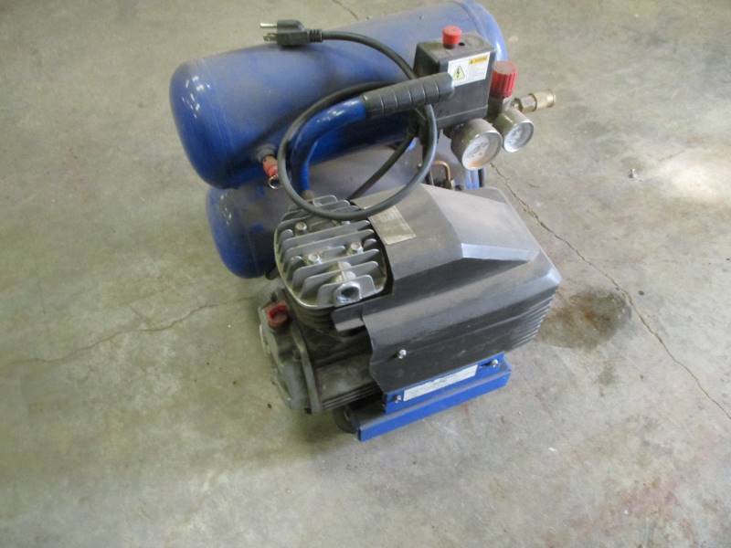 lot 43 image: Cummins Compact Air Compressor