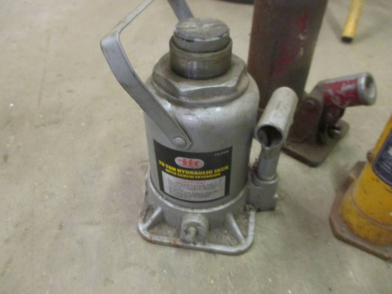 lot 47 image: (3) Hydraulic Jacks