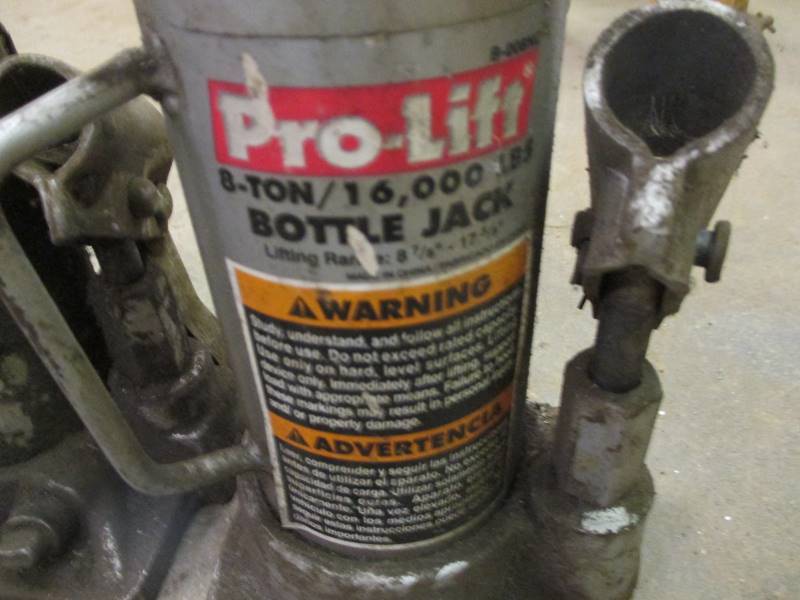 lot 48 image: (4) Hydraulic Jacks