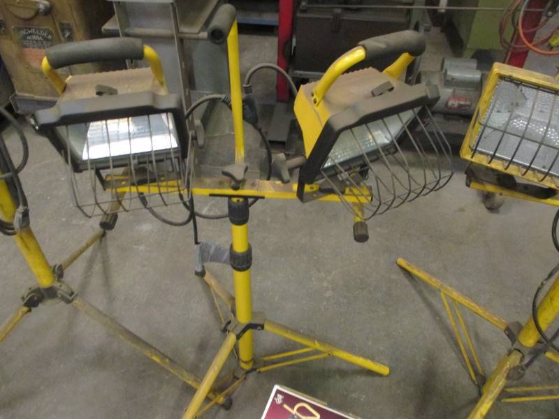 lot 76 image: Lot of Shop Lights