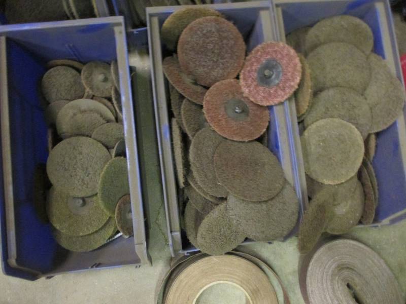 lot 80 image: Large Lot of Rol-Loc Sanding & Scotchbright Discs