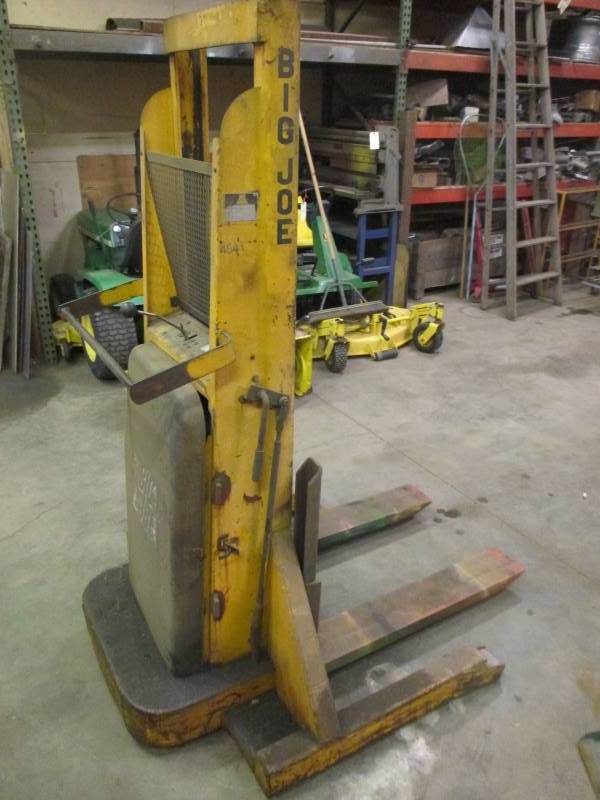 lot 30 image: Big Joe 12v Hydraulic Lift