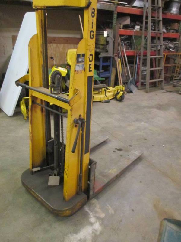 lot 29 image: Big Joe Manual Lift