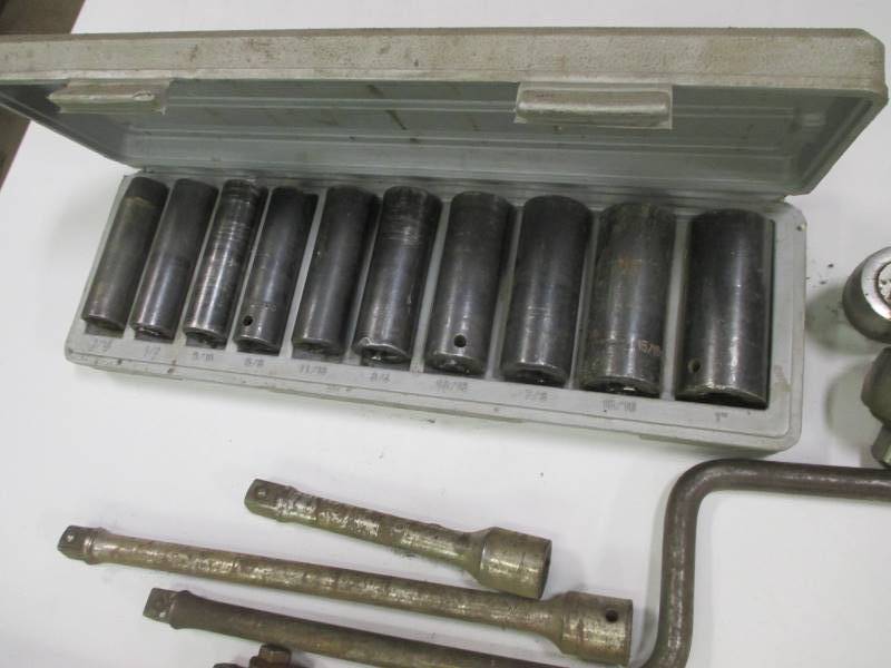 lot 129 image: 12 Drive Sockets Ratchets & Extensions
