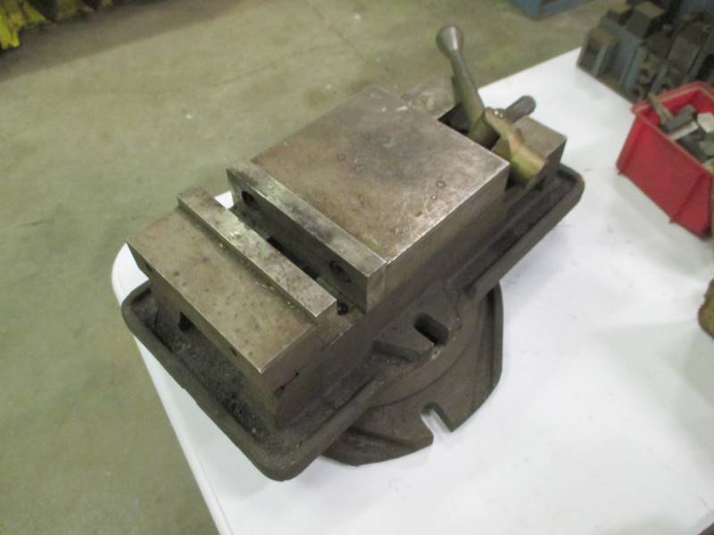 lot 142 image: Swivel Machine Vise