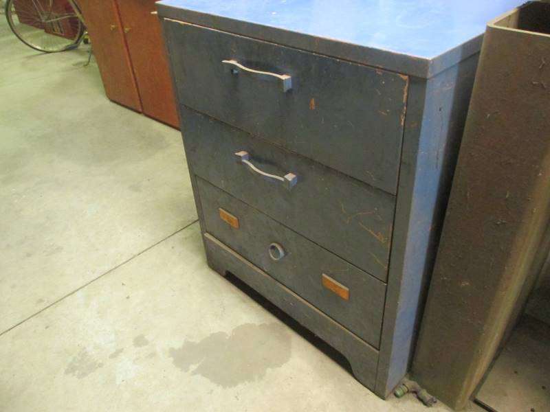 lot 27 image: 3 Drawer Shop Cabinet