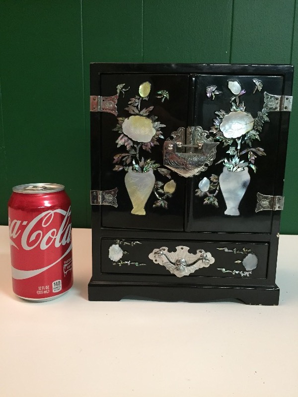 lot 31 image: Asian Jewerly Box  Case