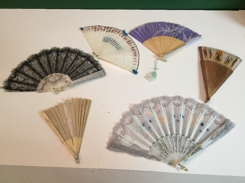 lot 48 image: 6 Vintage Hand Fans
