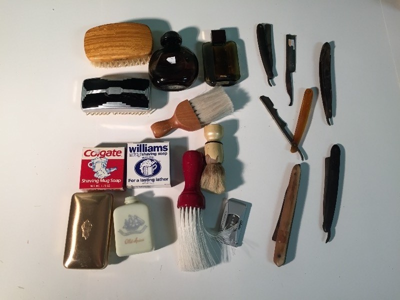 lot 56 image: Mens Vanity Shaving Items