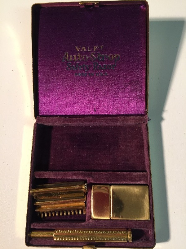 lot 89 image: Vintage Valet Auto Strop Safety Razor in Case