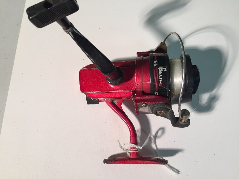 lot 100 image: South Bend Fishing Reel