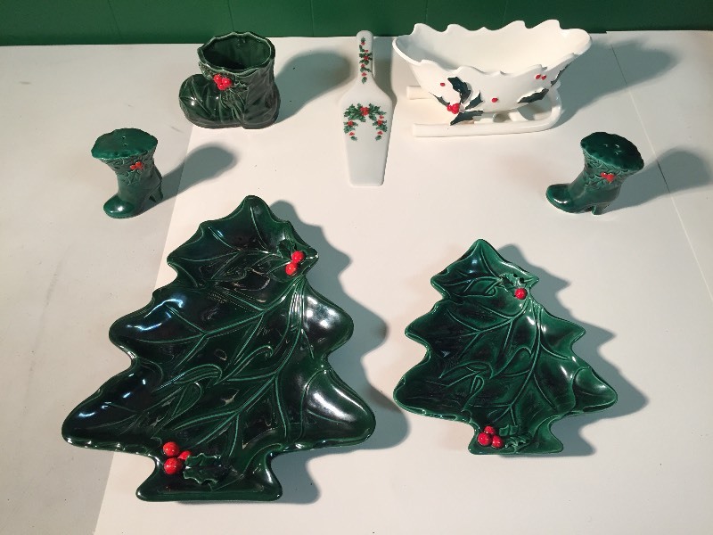 lot 105 image: Lefton Holly & Berry Dishes