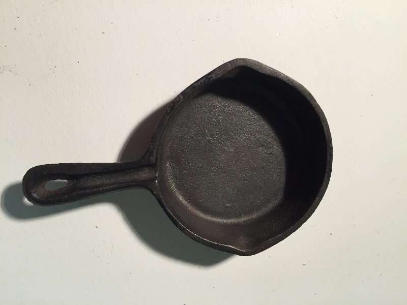 lot 114 image: Cast Iron Fry Pan Mini