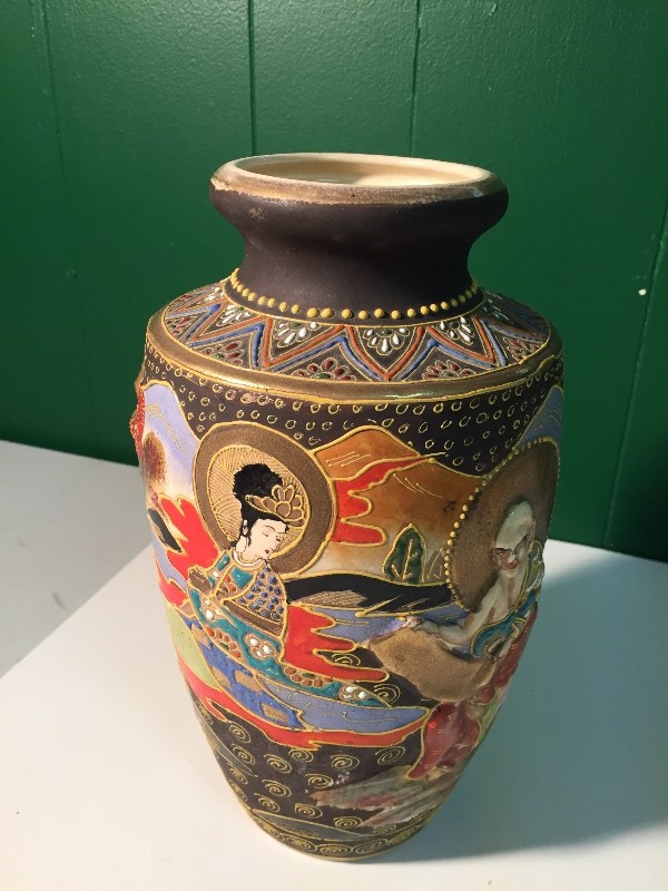 lot 117 image: Asian Decorated Dimensional Vase