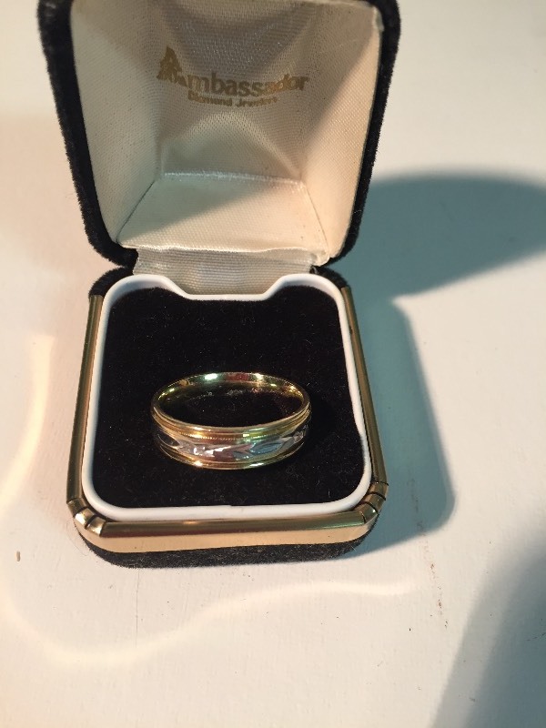 lot 57 image: 18K Gold & Platinum Ring
