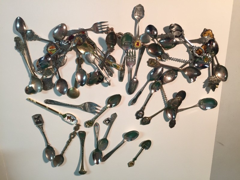 lot 60 image: 50 Collector Souvenier Spoons & Forks