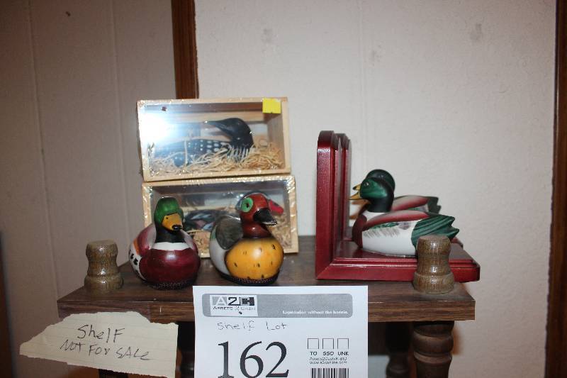 lot 162 image: Shelf Lot of Table Decorations - Ducks