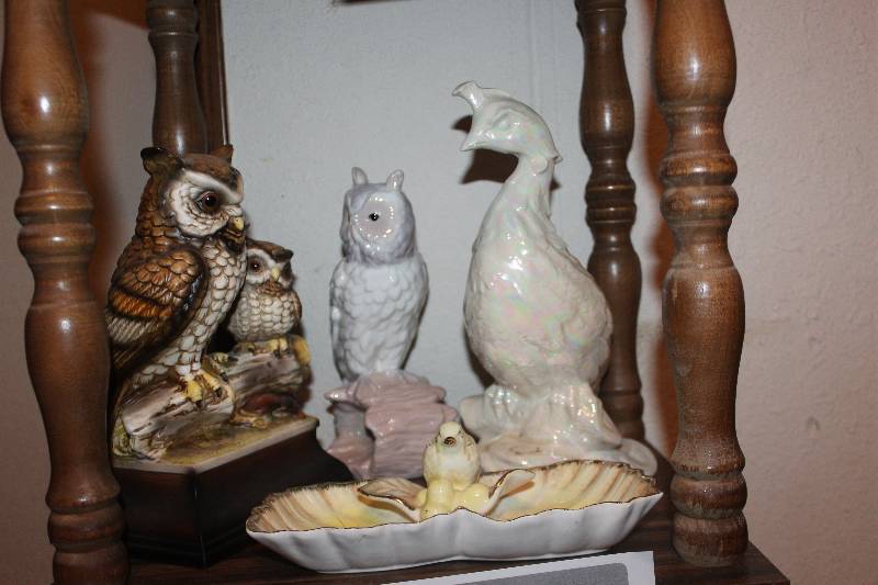 lot 164 image: Shelf Lot of Table Decorations - Owls, Hens